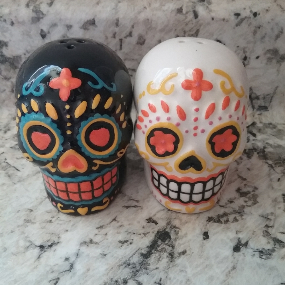 Skull salt and pepper shakers
